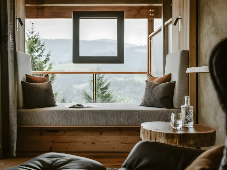 Bergkristall - Mein Resort im Allgäu in Oberstaufen-Willis – Gemütlicher Fensterplatz mit Bergblick | Wellnesshotel Allgäu