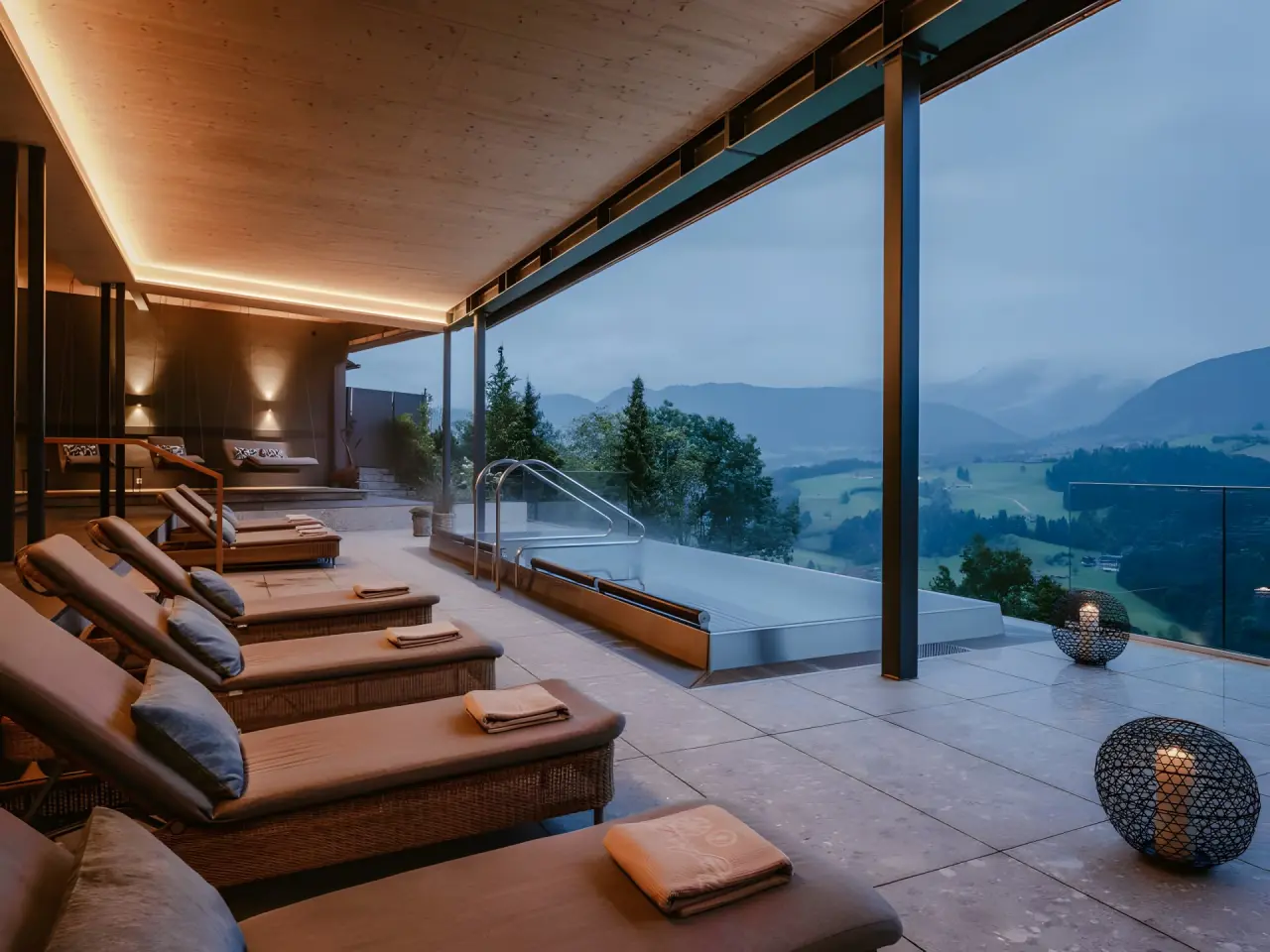 Bergkristall - Mein Resort im Allgäu in Oberstaufen-Willis – Entspannungsbereich mit Pool und Bergblick | Wellnesshotel Allgäu