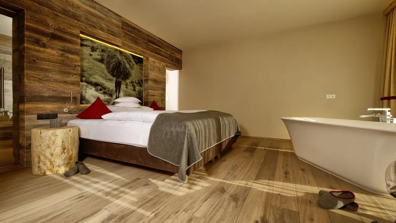 Bergland Hotel Sölden in Sölden – Modernes Hotelzimmer mit freistehender Badewanne | Wellnesshotel Tirol