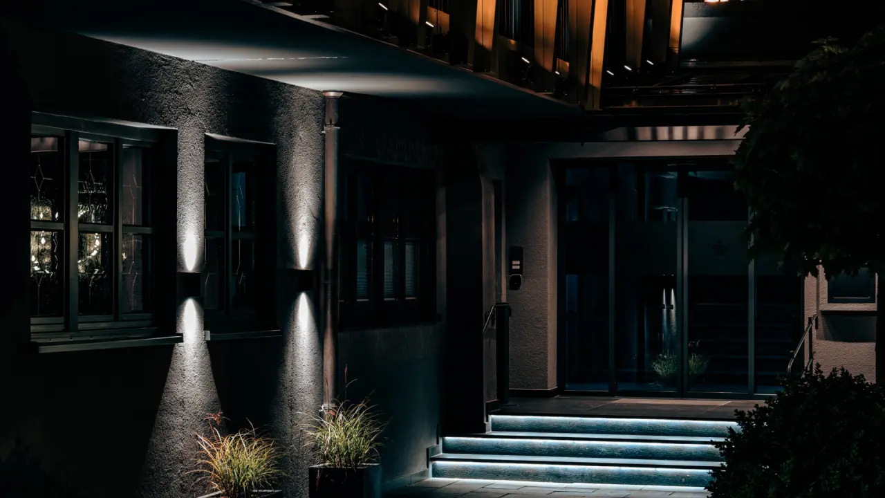 Hotel Alpenkönig in Oberstaufen – Beleuchteter Eingangsbereich bei Nacht | Wellnesshotel Allgäu