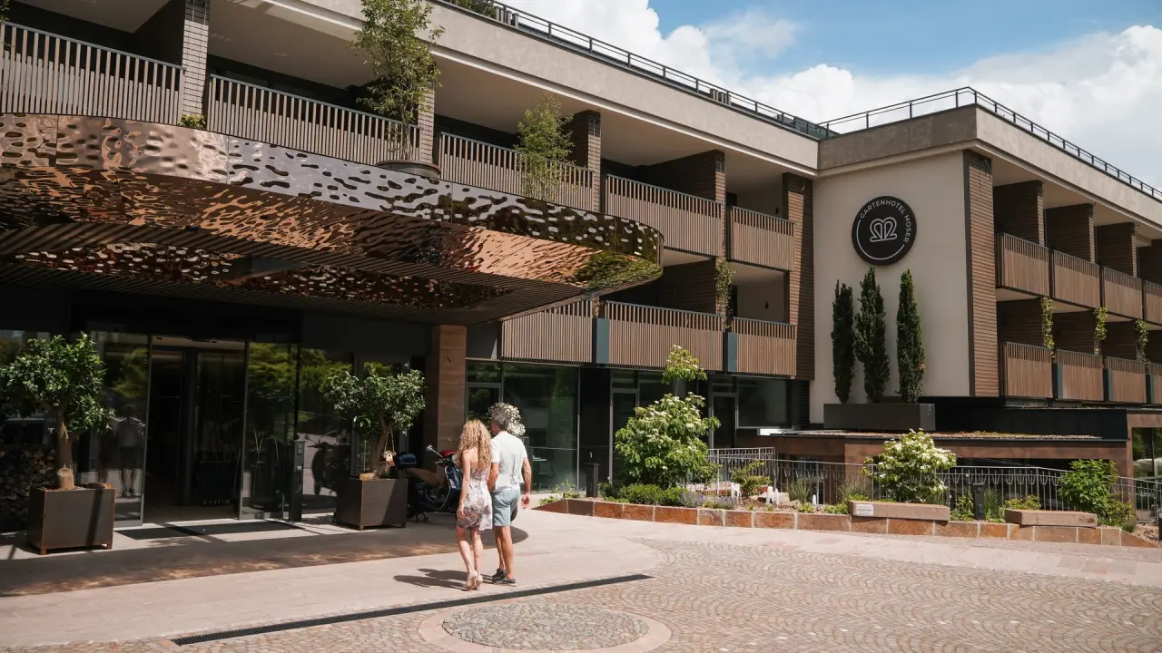Gartenhotel Moser in Kaltern an der Weinstraße – Hoteleingang und Fassade | Wellnesshotel Südtirol