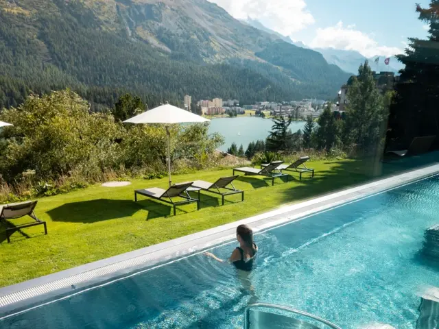 Kulm Hotel St. Moritz in St. Moritz – Infinity-Außenpool mit Panoramablick auf See und Berge | Wellnesshotel Engadin