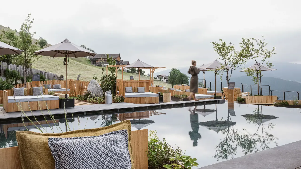 Hotel Gitschberg in Terenten – Großer Infinity-Pool mit Liegebereichen und Bergblick | Wellnesshotel Südtirol