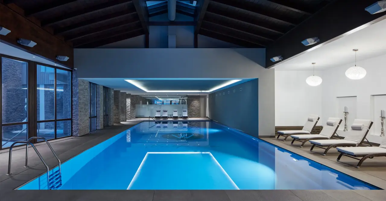 Hotel & Spa Wulfenia in Hermagor – Moderner Innenpool mit Liegebereich | Wellnesshotel Kärnten