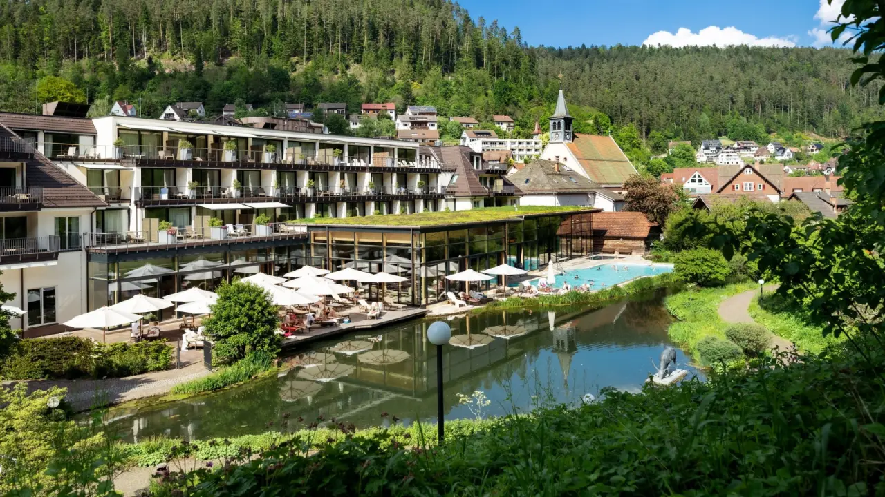 Hotel Therme Bad Teinach in Bad Teinach-Zavelstein – Außenansicht mit Pool und Naturteich | Wellnesshotel Schwarzwald