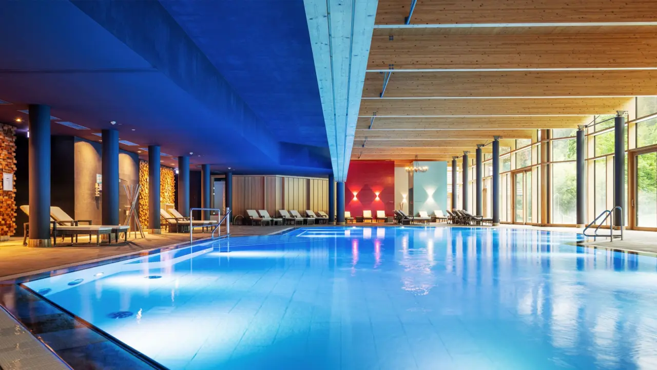 Hotel Therme Bad Teinach in Bad Teinach-Zavelstein – Großzügiger Innenpool mit Liegebereich | Wellnesshotel Schwarzwald