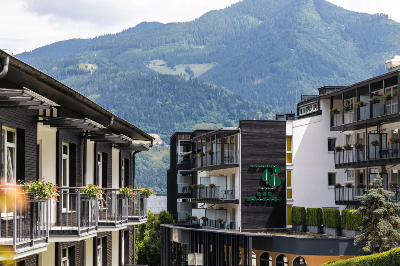 Hotel Der Waldhof in Zell am See – Moderne Hotelfassade mit Balkonen und Bergpanorama | Wellnesshotel Salzburger Land