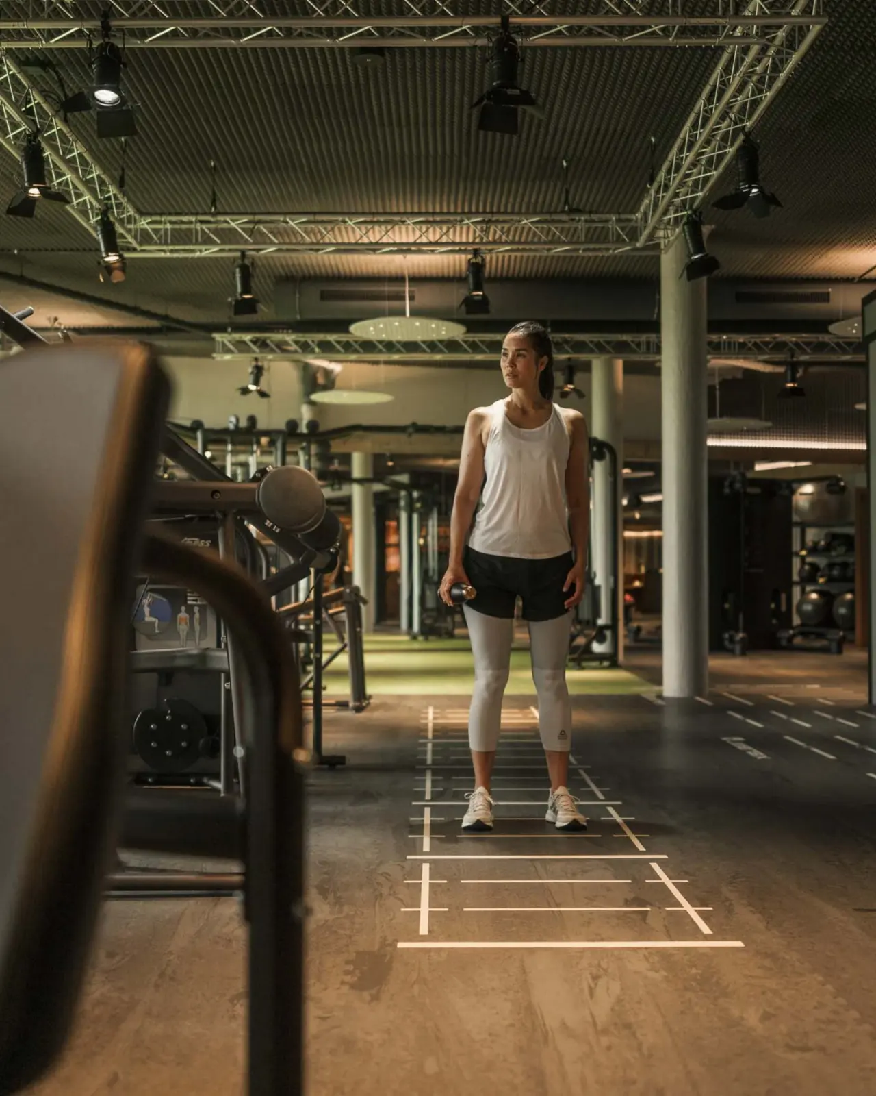 Hotel Mohr Life Resort in Lermoos – Moderne Fitnessfläche mit Sportlerin | Wellnesshotel Tirol