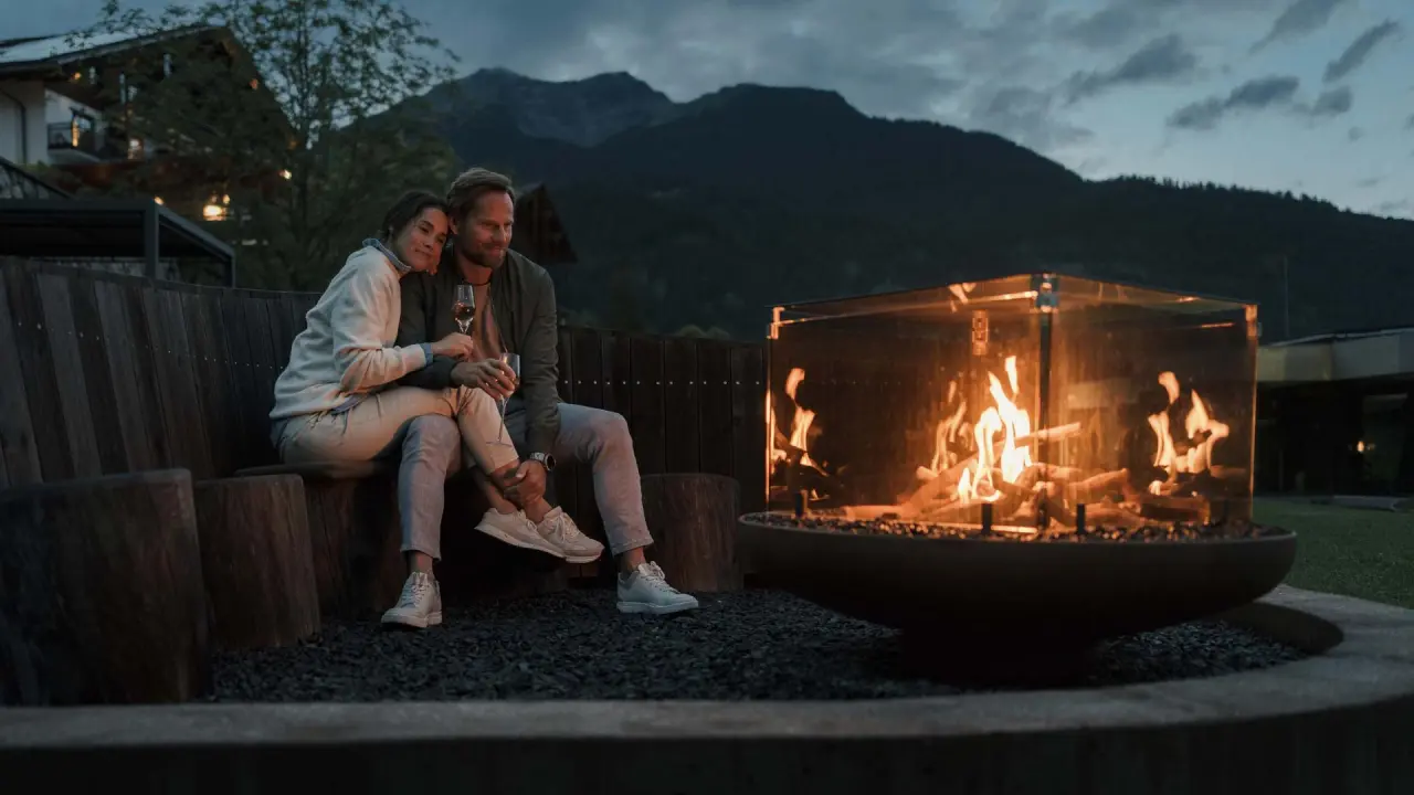 Hotel Mohr Life Resort in Lermoos – Gemütlicher Abend am Feuerkorb mit Bergblick | Wellnesshotel Tirol