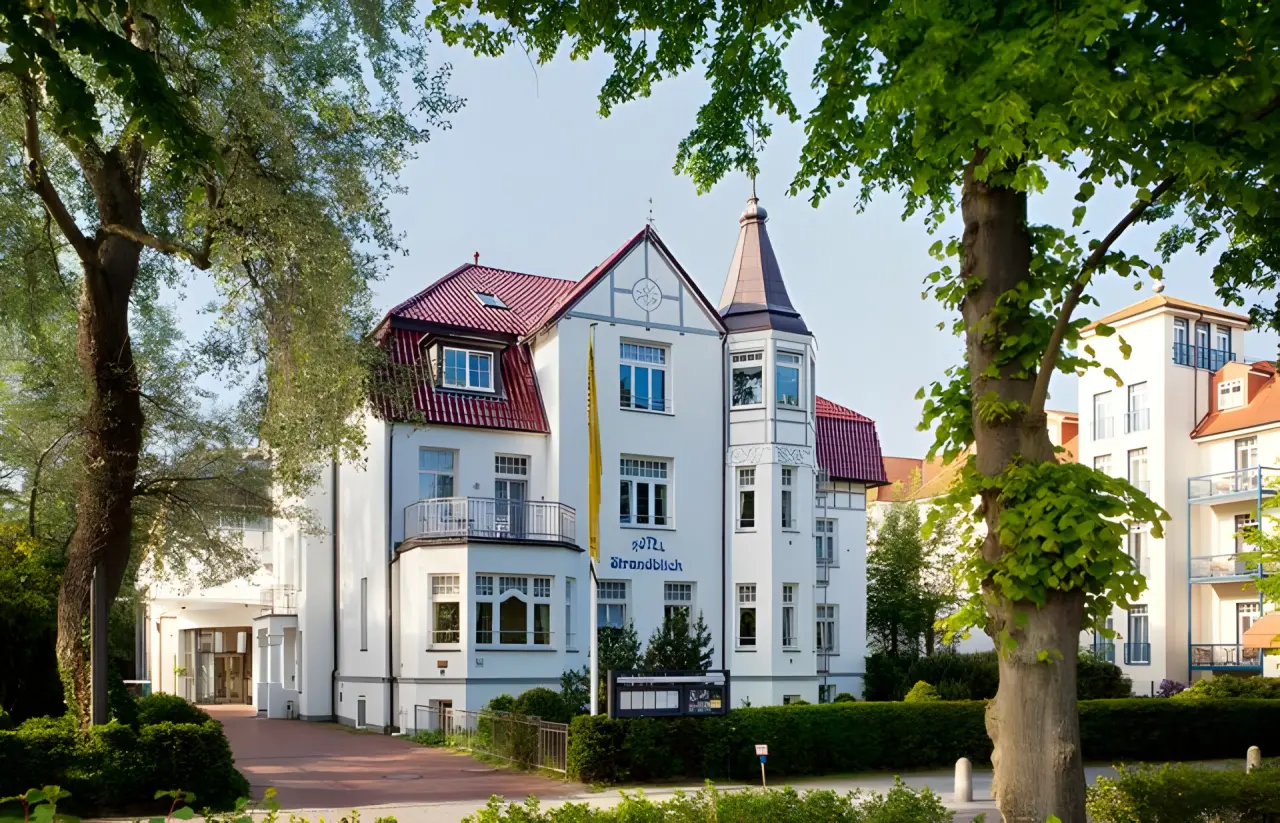 Ringhotel Strandblick in Kühlungsborn – Historische Hotelfassade mit Gartenanlage | Wellnesshotel Ostsee
