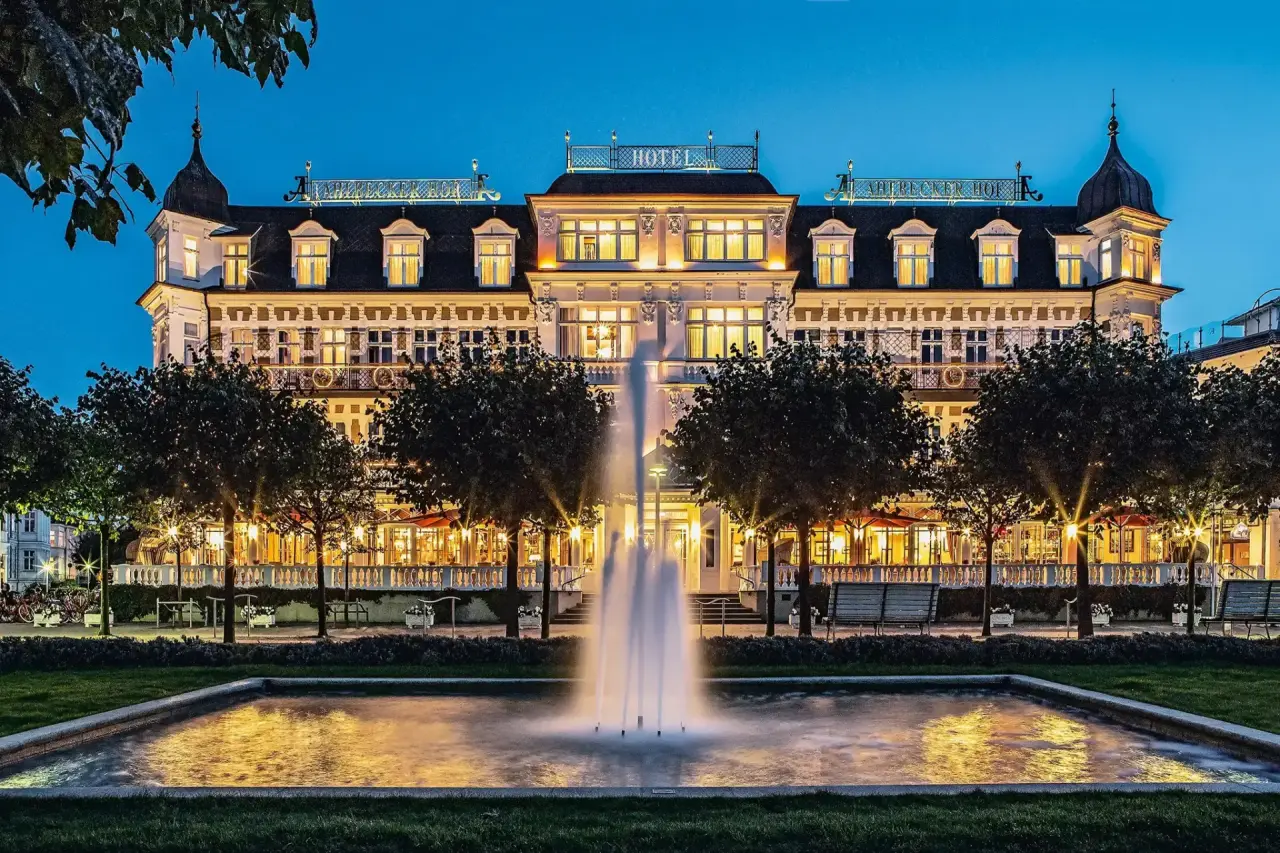 Seetelhotel Ahlbecker Hof in Seebad Ahlbeck – Elegante Hotelfassade mit beleuchtetem Brunnen | Wellnesshotel Usedom