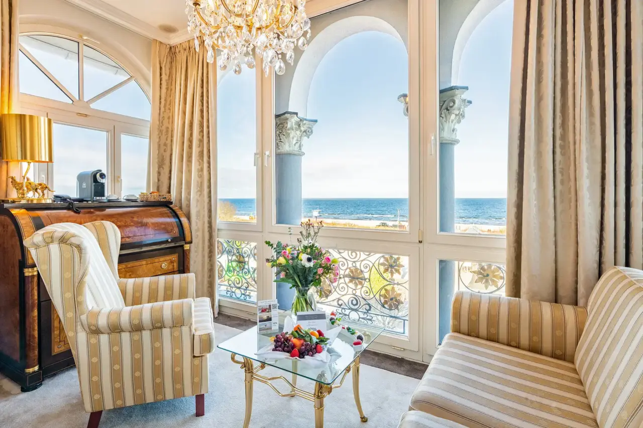 Seetelhotel Ahlbecker Hof in Seebad Ahlbeck – Elegantes Hotelzimmer mit Meerblick und Sitzbereich | Wellnesshotel Usedom