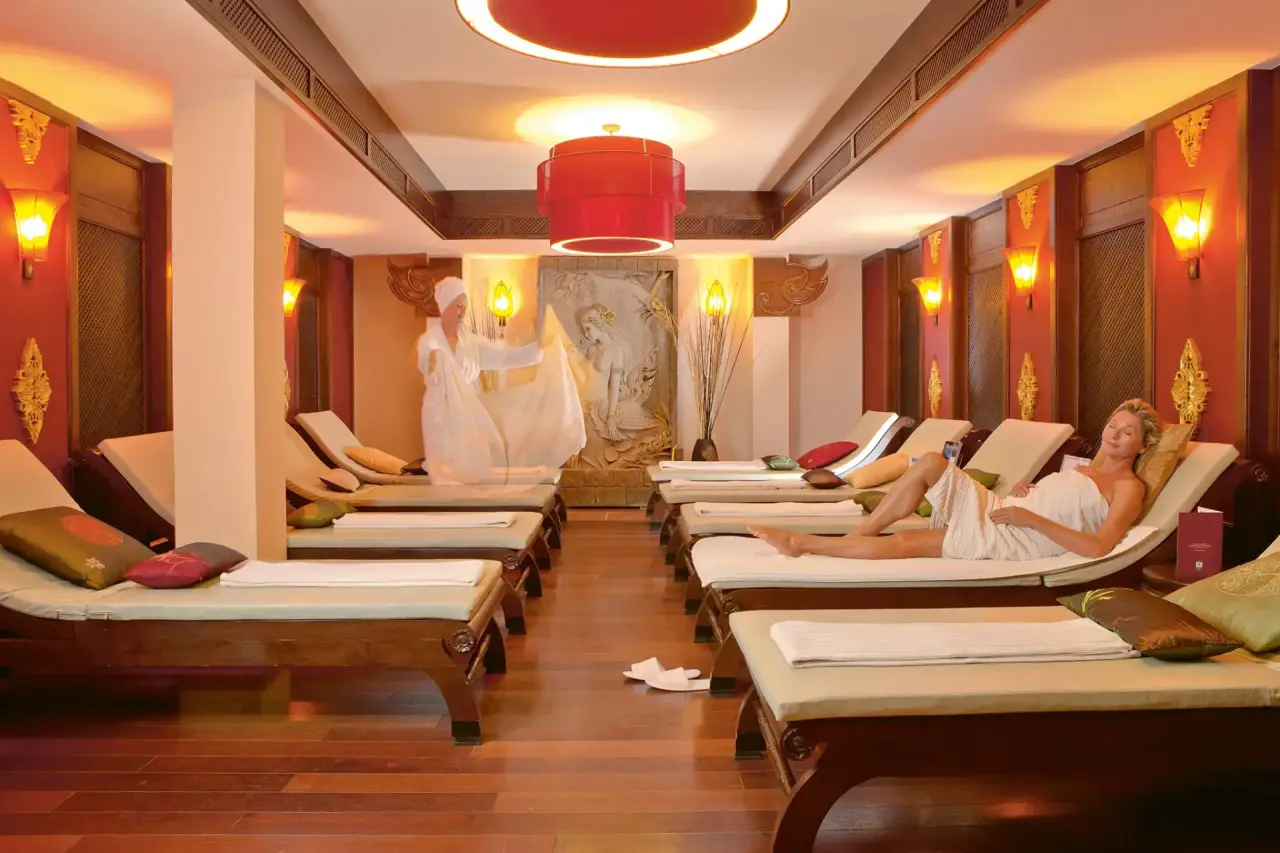 Seetelhotel Ahlbecker Hof in Seebad Ahlbeck – Entspannungsbereich im Spa mit Liegen und Gästen | Wellnesshotel Usedom