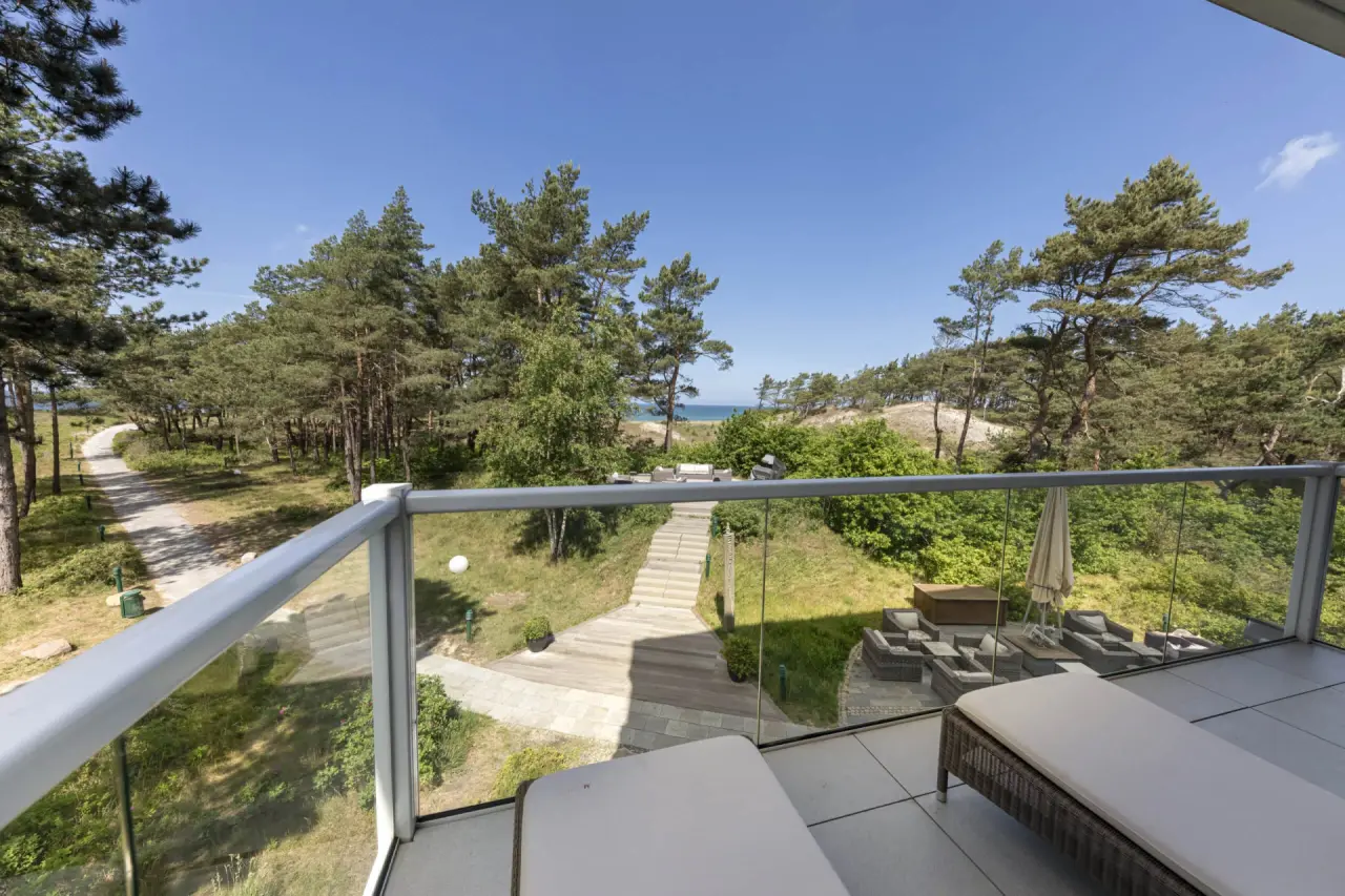 Strandhotel Fischland in Ostseebad Dierhagen – Balkonblick auf Dünen und Ostsee | Wellnesshotel Ostseeküste
