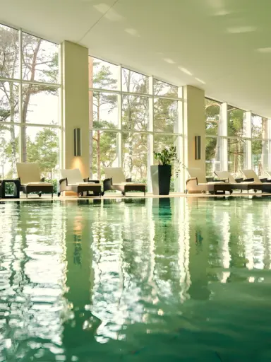 Strandhotel Fischland in Ostseebad Dierhagen – Innenpool mit Liegen und Blick ins Grüne | Wellnesshotel Ostseeküste