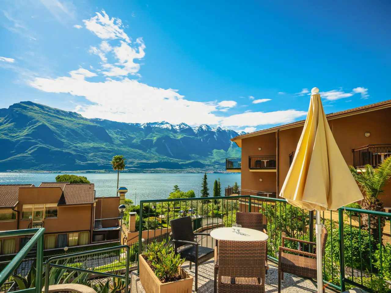 Hotel Leonardo Da Vinci in Limone sul Garda – Hotelanlage mit Seeblick und Bergen | Wellnesshotel Gardasee