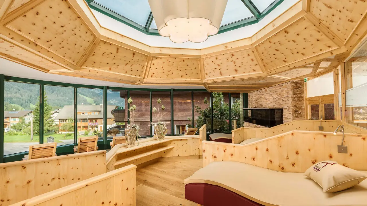 Hirschen Wohlfühlhotel in Schoppernau – Heller Ruheraum mit Holzdesign und Bergblick | Wellnesshotel Vorarlberg