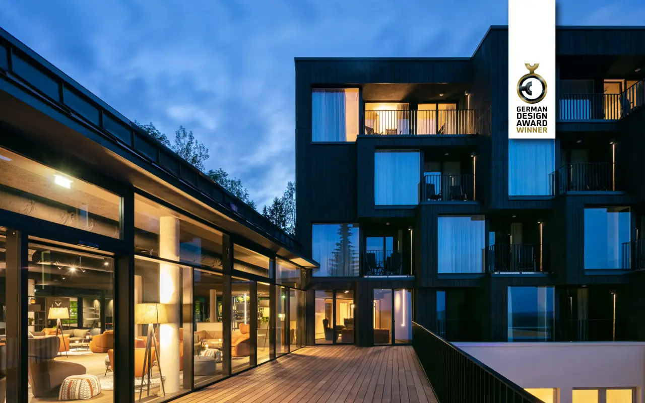 Fritz Lauterbad in Freudenstadt-Lauterbad – Modernes Hotelgebäude bei Nacht, ausgezeichnet mit Design Award | Wellnesshotel Schwarzwald