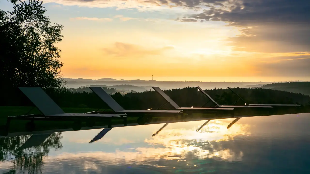 Fritz Lauterbad in Freudenstadt-Lauterbad – Infinity-Pool mit Sonnenaufgang und Liegestühlen | Wellnesshotel Schwarzwald
