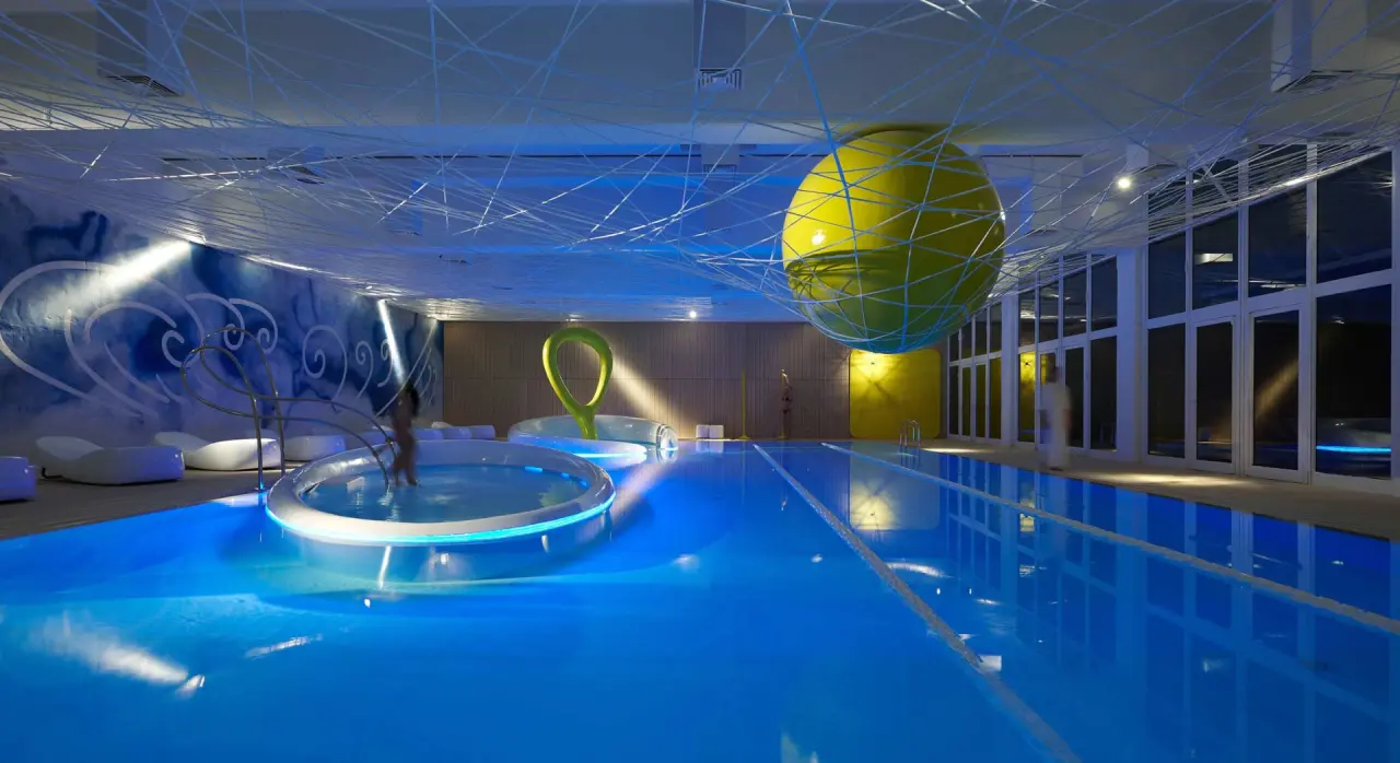 Park Hotel ai Cappuccini in Gubbio – Beeindruckendes Hallenbad mit modernem Design und blauer Beleuchtung | Wellnesshotel Umbrien