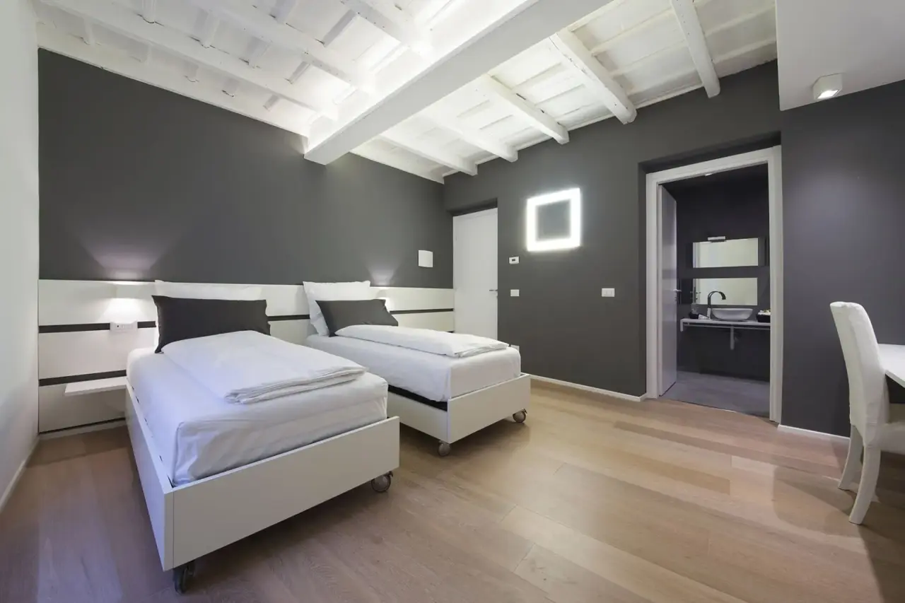 Como Luxuriöser Seeblick Spa in Como – Modernes Doppelzimmer mit Holzbalken | Wellnesshotel Comer See