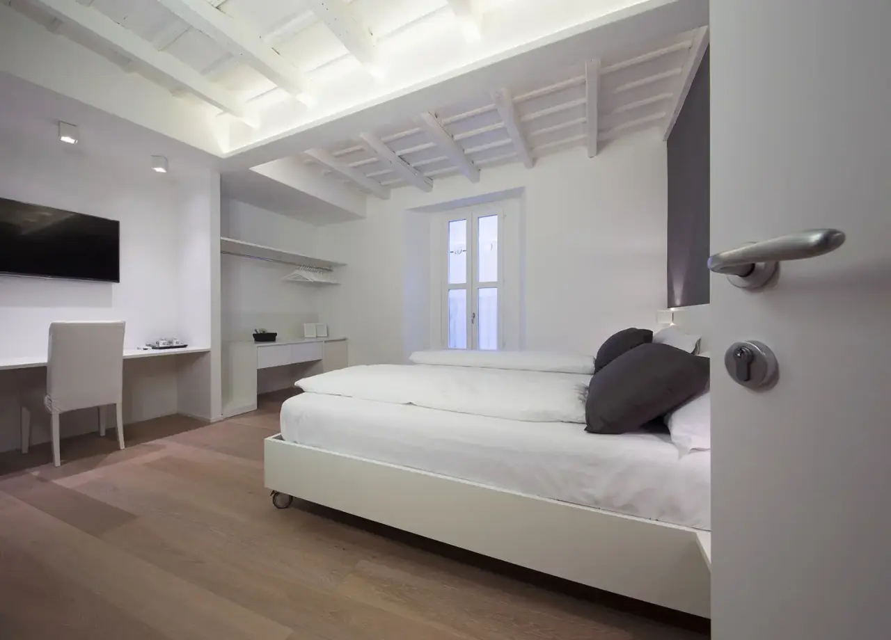 Como Luxuriöser Seeblick Spa in Como – Helles Hotelzimmer mit Schreibtisch und TV | Wellnesshotel Comer See