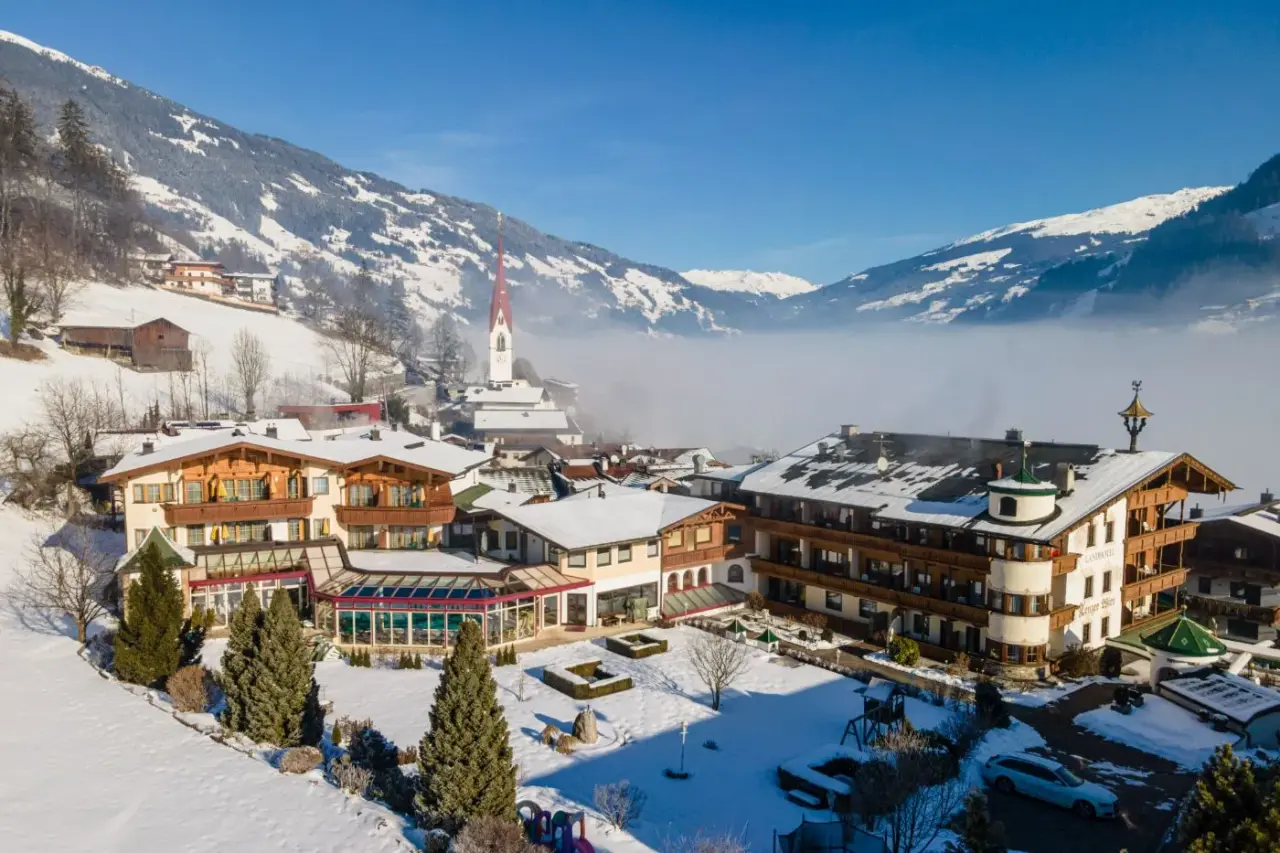 Landhotel Zenzerwirt in Hippach – Winterlandschaft mit Hotel und verschneiten Bergen | Wellnesshotel Zillertal