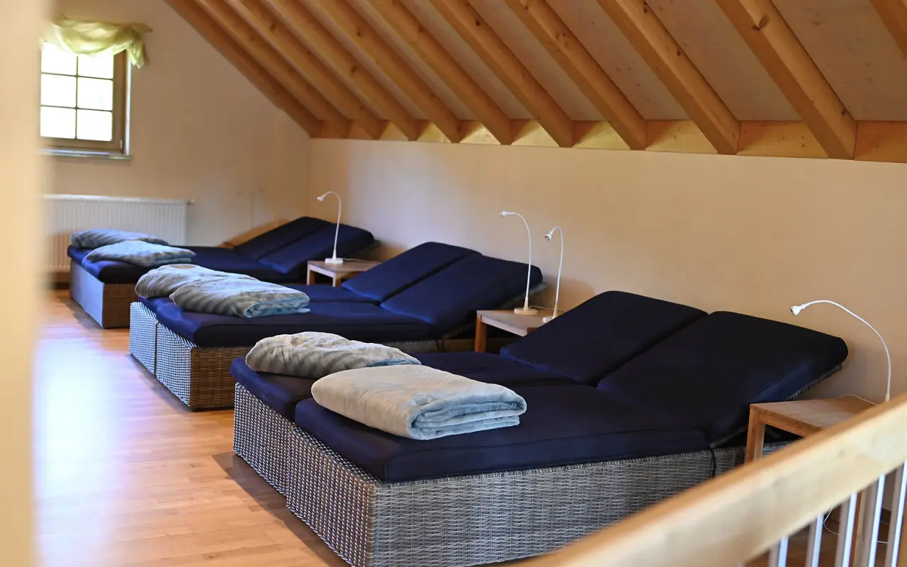 Waldblick Hotel in Freudenstadt-Kniebis – Gemütlicher Ruheraum mit Liegen und Holzbalken | Wellnesshotel Schwarzwald