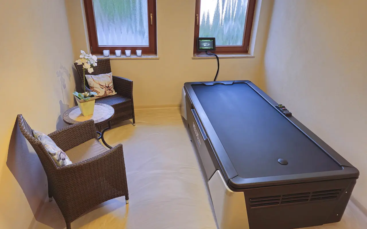 Waldblick Hotel in Freudenstadt-Kniebis – Behandlungsraum mit Hydrojet-Liege für Entspannung | Wellnesshotel Schwarzwald