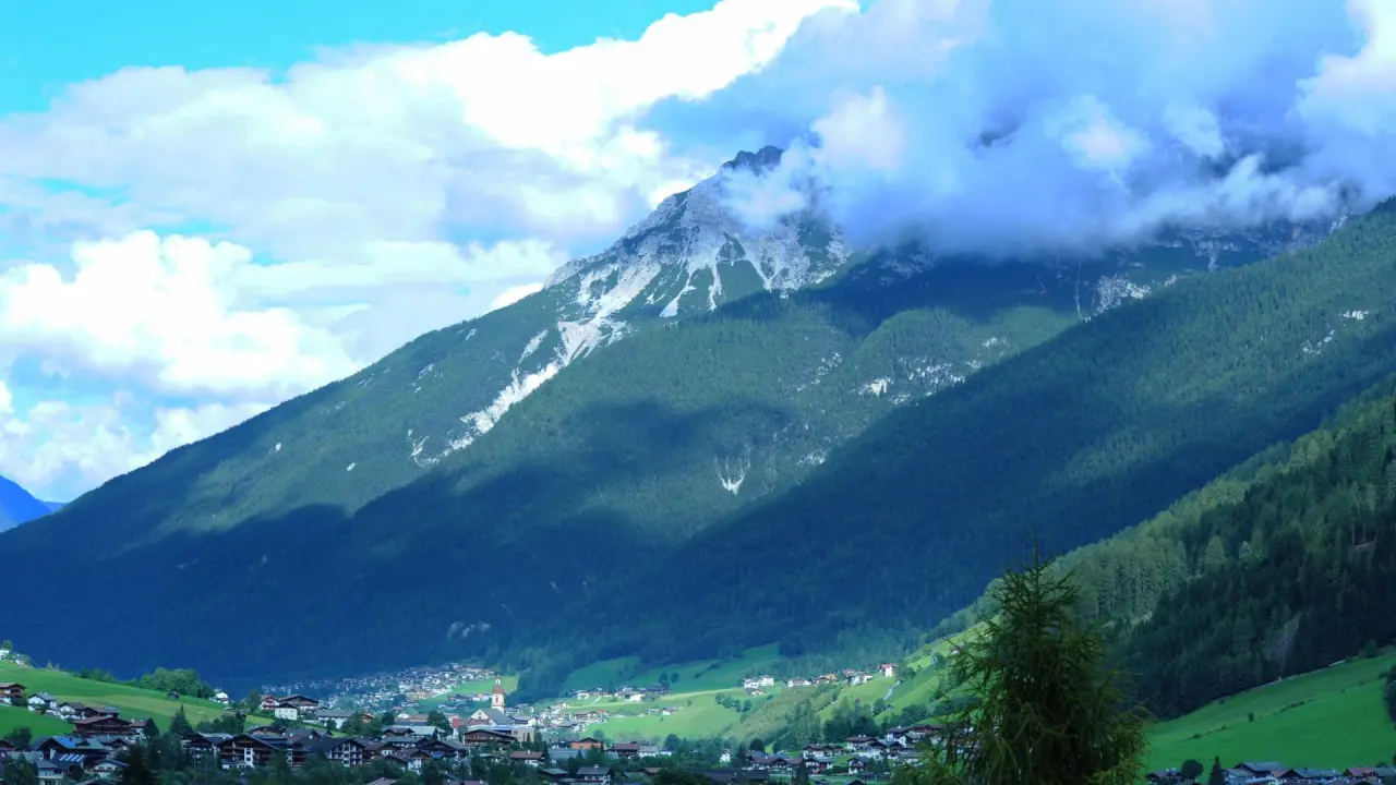 Alpenhotel Kindl in Neustift – Malerisches Bergpanorama mit Wolken und Talblick | Wellnesshotel Stubaital