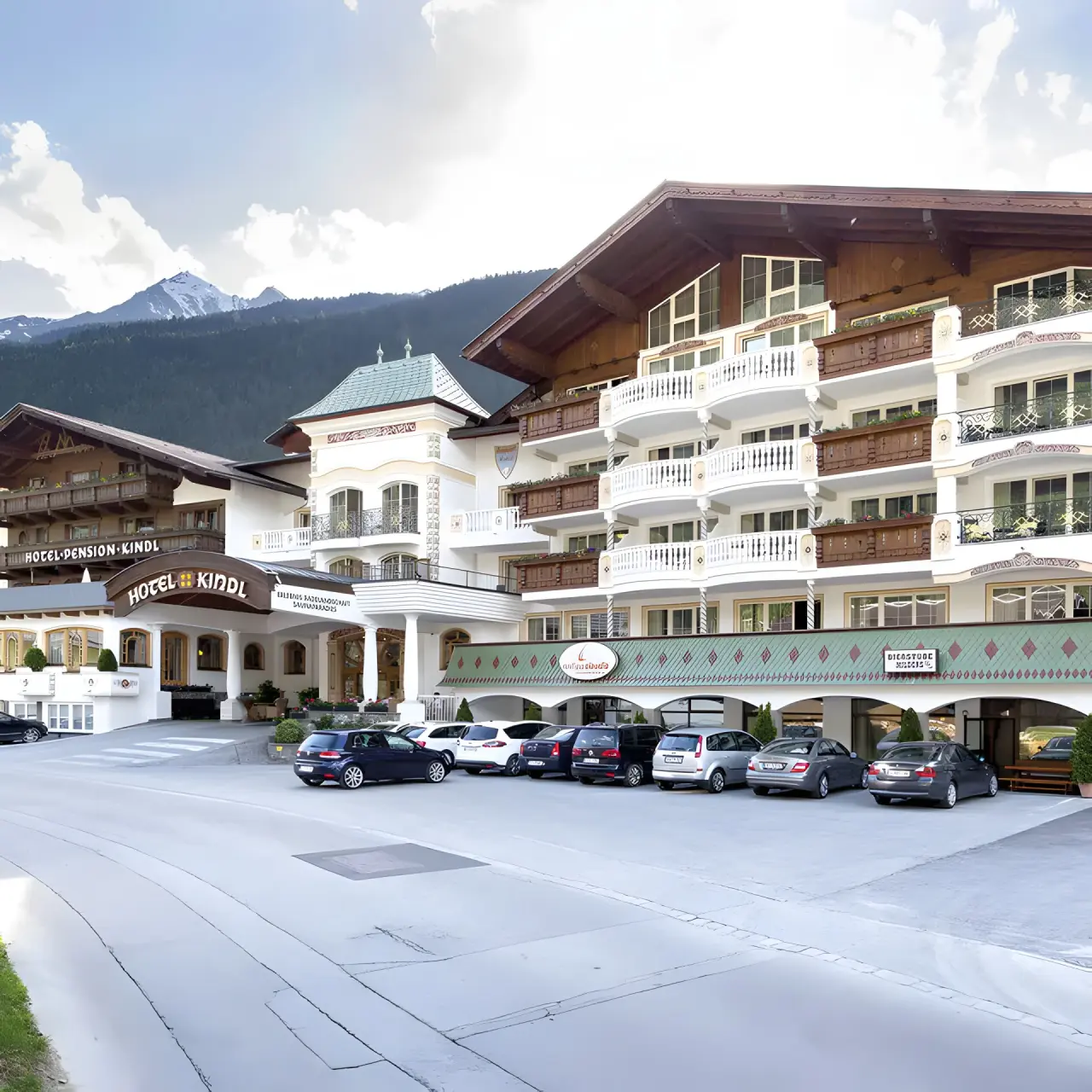 Alpenhotel Kindl in Neustift – Hotelansicht mit gepflegtem Eingangsbereich und Parkplätzen | Wellnesshotel Stubaital