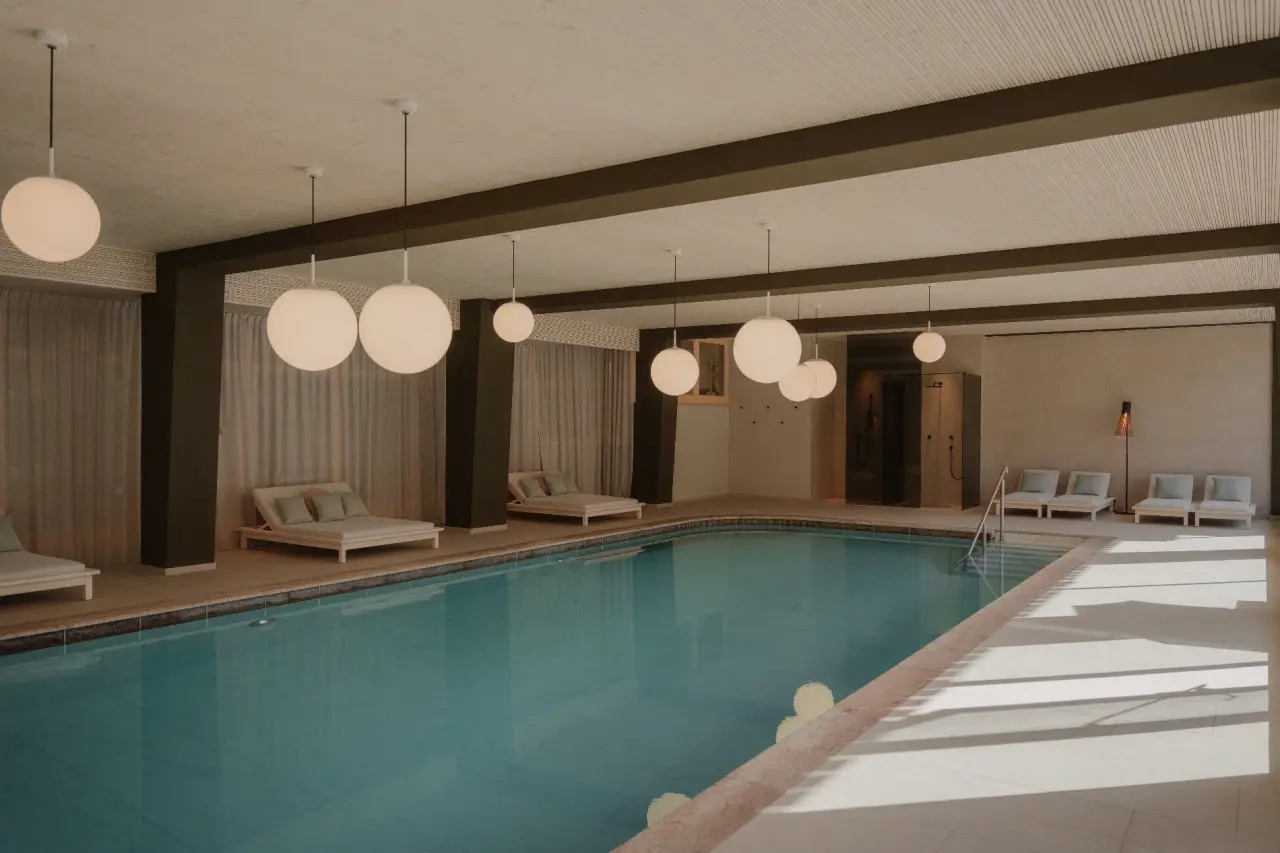 engel gourmet&spa in Welschnofen – Heller Innenpool mit Liegemöglichkeiten | Wellnesshotel Südtirol