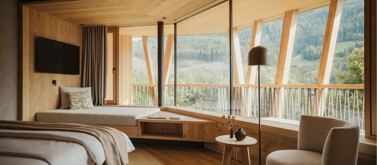 Tauber's Bio Vitalhotel in Ehrenburg – Panoramazimmer mit Bergblick und Daybed | Wellnesshotel Pustertal