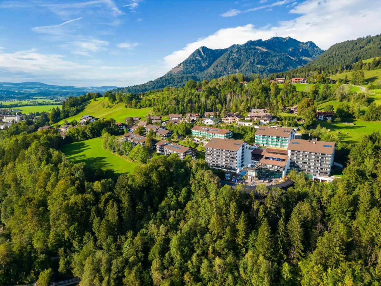 AllgäuSternHotel in Sonthofen – Hotelanlage in grüner Berglandschaft | Wellnesshotel Allgäu