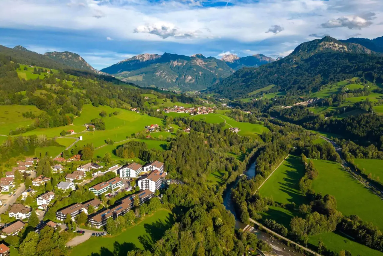 AllgäuSternHotel in Sonthofen – Weites Talpanorama mit Hotel und Fluss | Wellnesshotel Allgäu