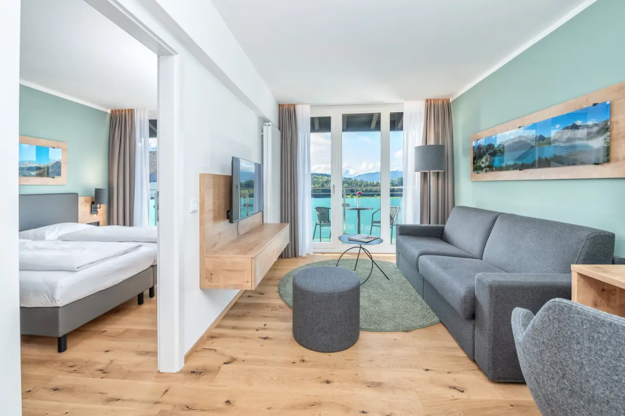 AllgäuSternHotel in Sonthofen – Geräumiges Hotelzimmer mit Wohnbereich und Balkon | Wellnesshotel Allgäu