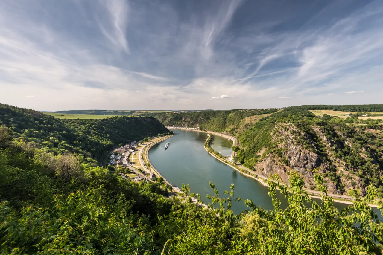 Papa Rhein Hotel in Bingen – Malerisches Rheintal mit Fluss und grünen Hügeln | Wellnesshotel Mittelrhein