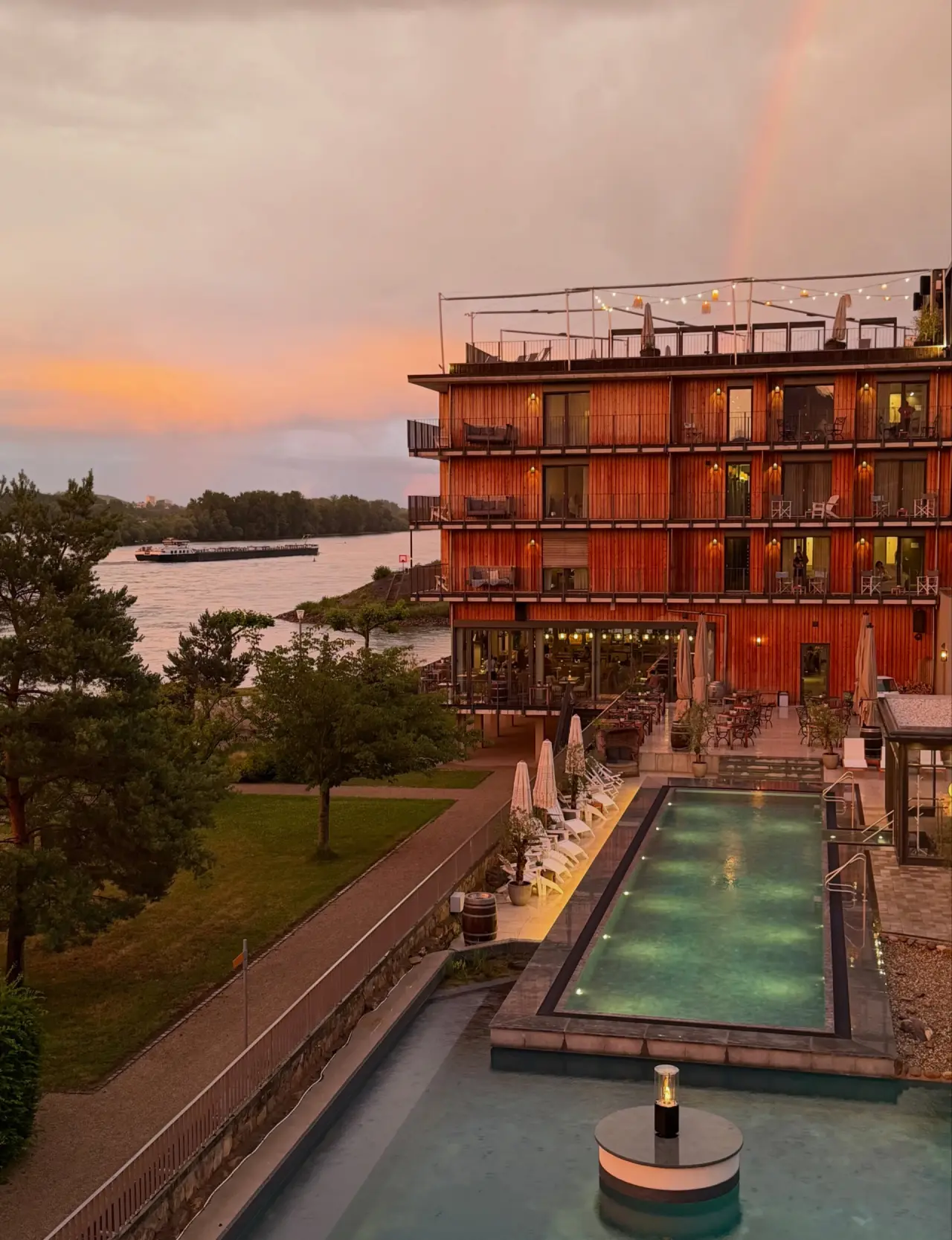 Papa Rhein Hotel in Bingen – Hotelgebäude mit Außenpool und Rheinblick bei Sonnenuntergang | Wellnesshotel Mittelrhein