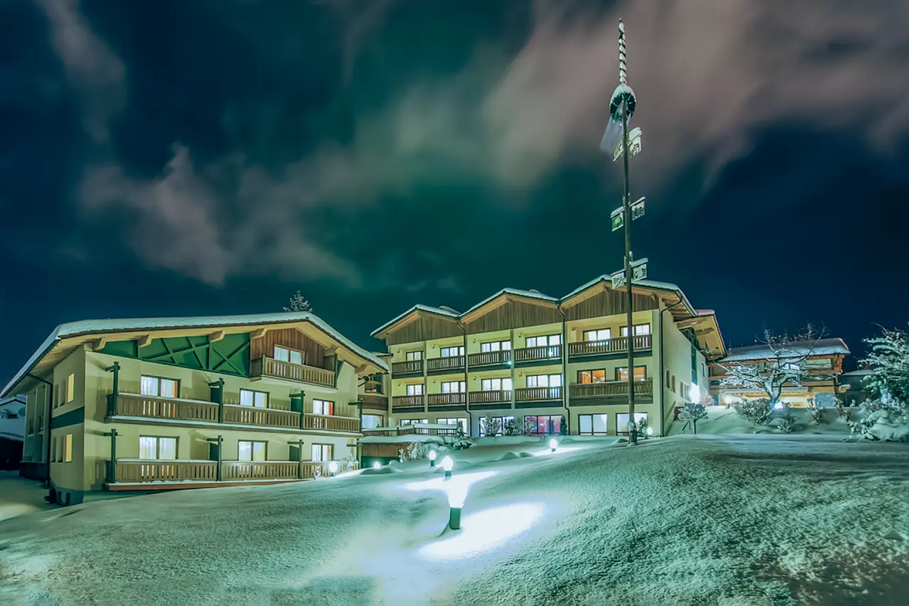 Glashotel Zwiesel in Zwiesel – Hotelaußenansicht im Winter bei Nacht | Wellnesshotel Bayerischer Wald