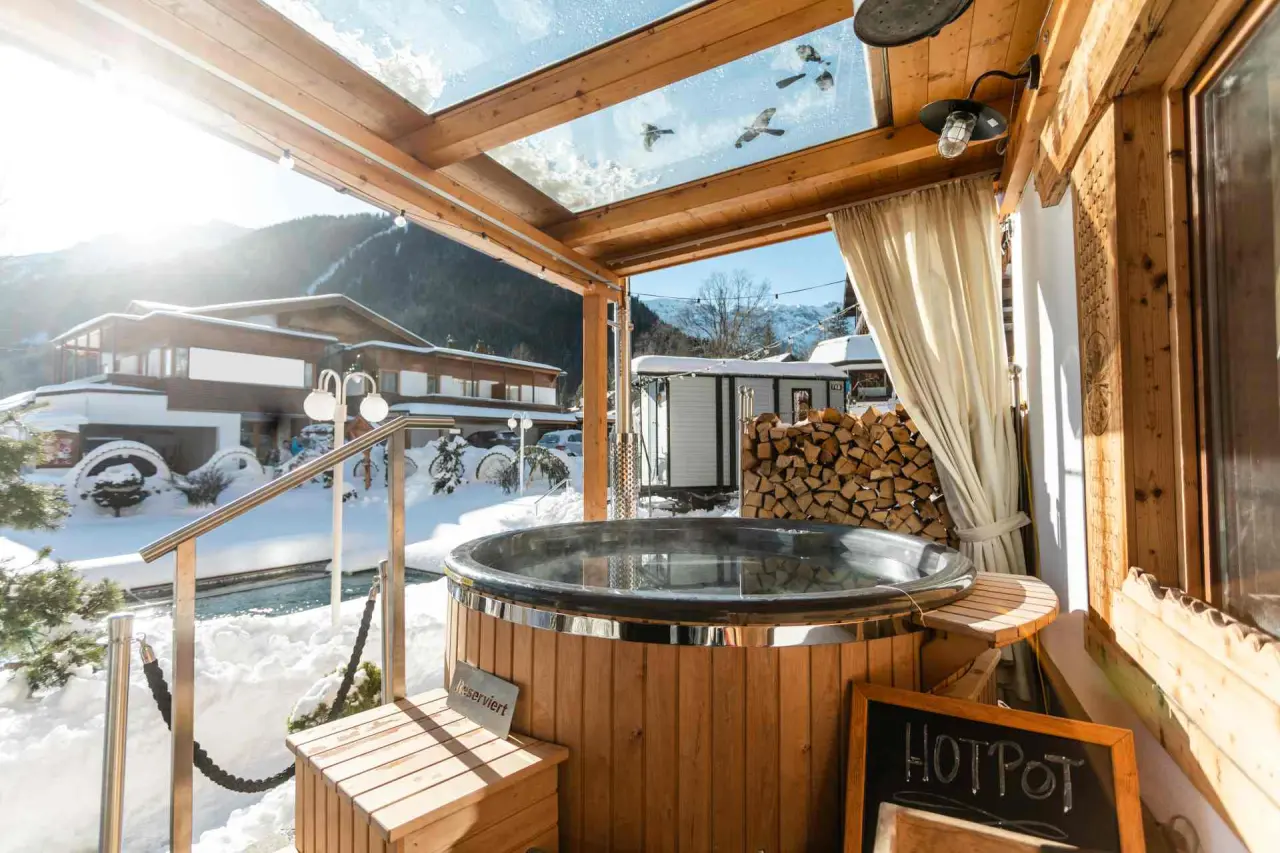 Alpenhotel Tyrol in Pertisau am Achensee – Beheizter Outdoor-Hot-Tub im Schnee | Wellnesshotel Achensee