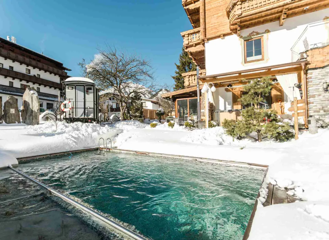 Alpenhotel Tyrol in Pertisau am Achensee – Beheizter Außenpool im Winter mit Schnee | Wellnesshotel Achensee