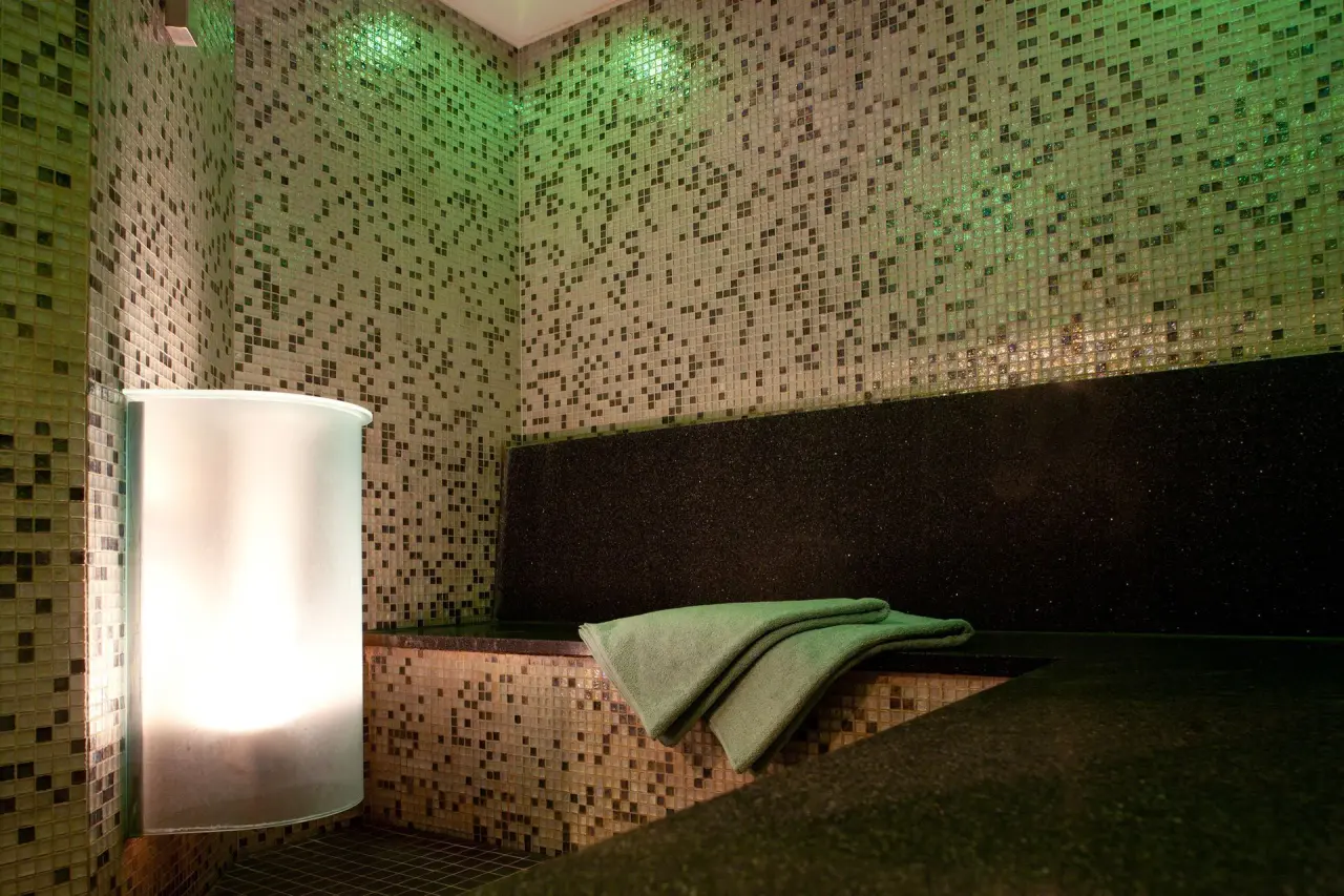 Hotel Pabst in Juist – Modernes Dampfbad mit Mosaikfliesen und stimmungsvoller Beleuchtung | Wellnesshotel Ostfriesland
