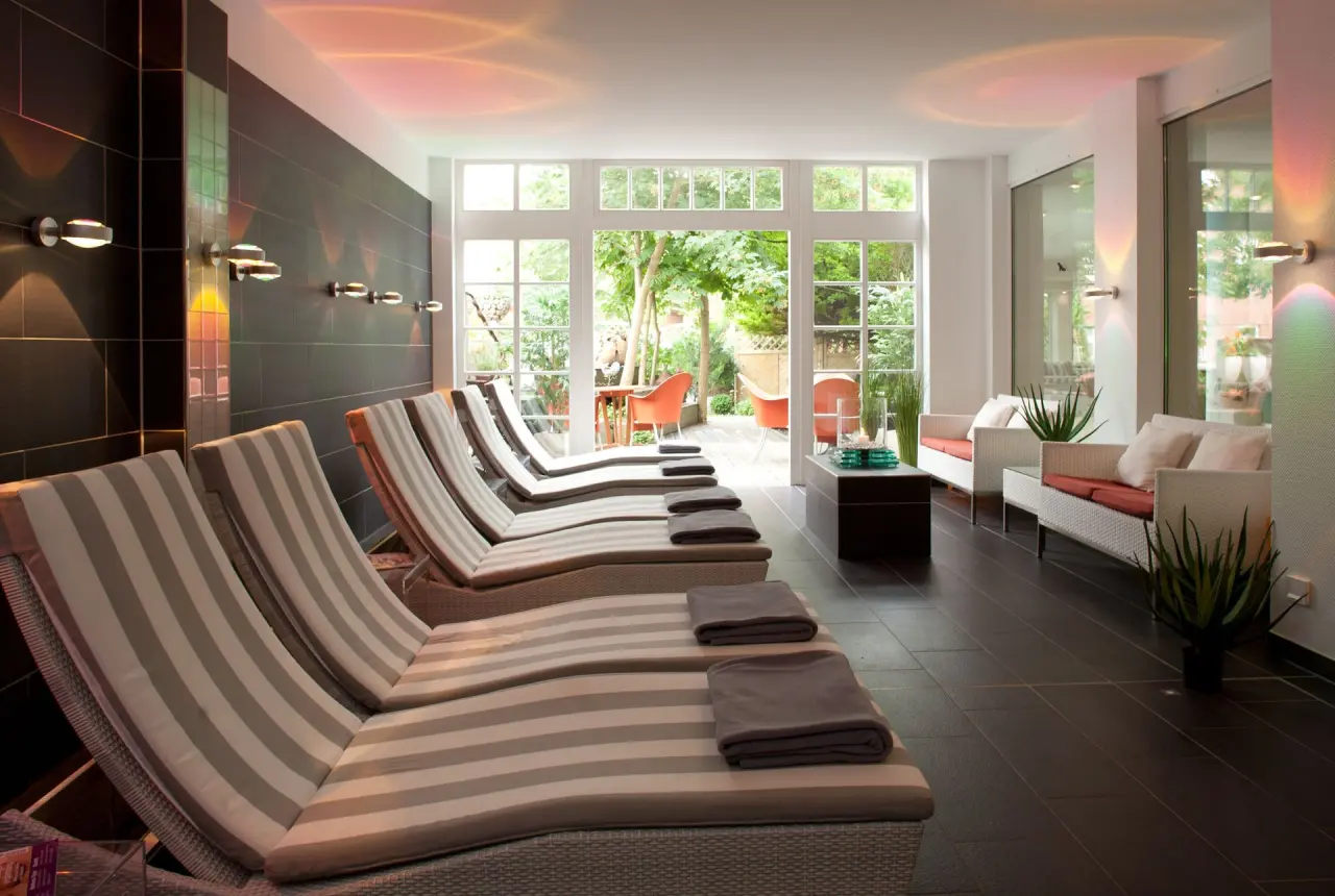 Hotel Pabst in Juist – Entspannungsbereich im Spa mit bequemen Liegen und Tageslicht | Wellnesshotel Ostfriesland