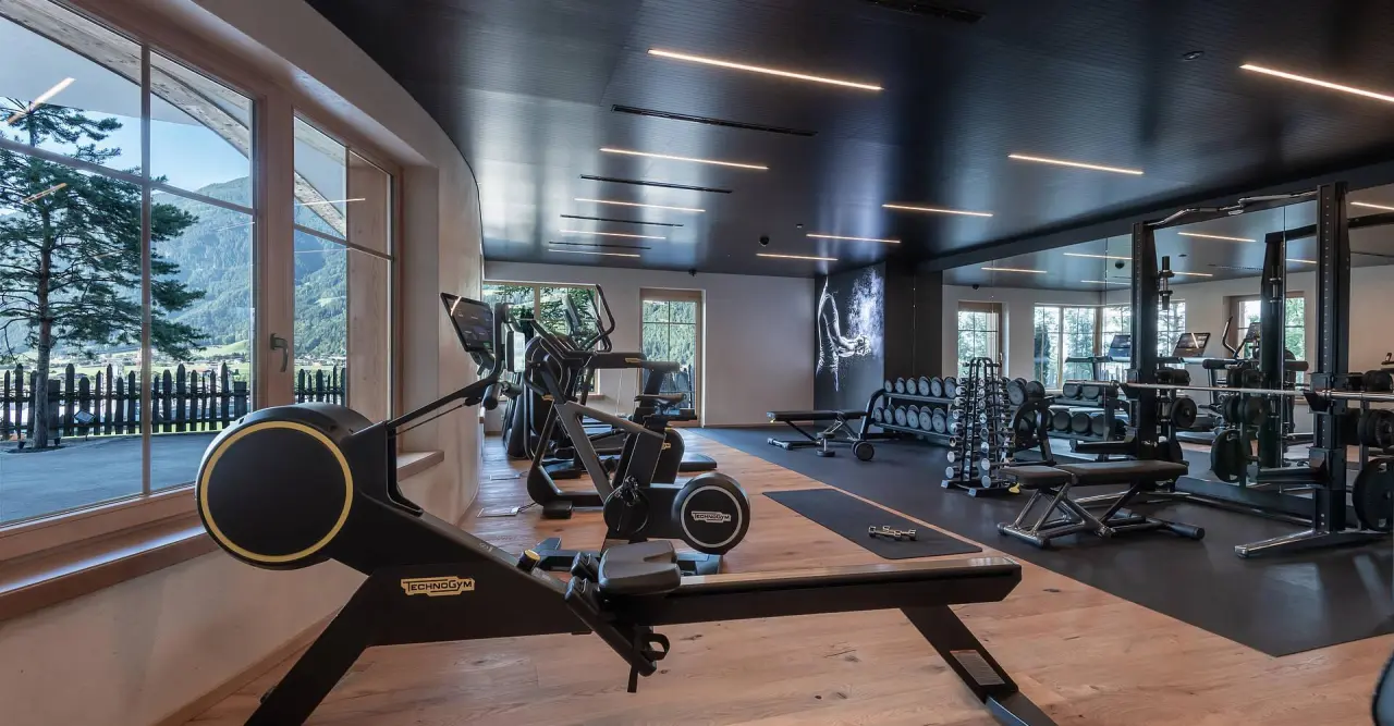 Das Kaltenbach in Kaltenbach – Moderner Fitnessraum mit Bergblick und hochwertigen Geräten | Wellnesshotel Zillertal