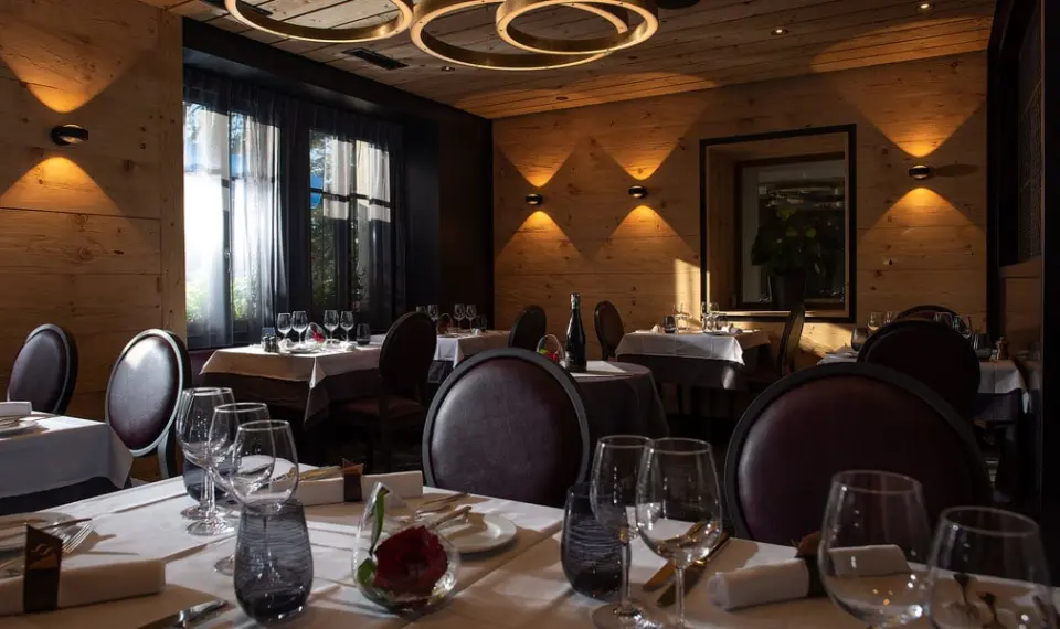 Grand Hôtel les Endroits • Restaurant avec grande terrasse et place de jeux