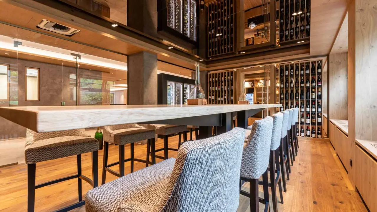 Genusshotel Sackmann in Baiersbronn – Stilvolle Hotelbar mit Weinauswahl und Sitzgelegenheiten | Wellnesshotel Schwarzwald