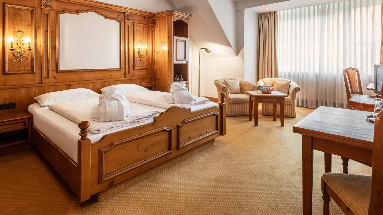 Vila Vita Burghotel Dinklage in Dinklage – Geräumiges Hotelzimmer mit Doppelbett und Sitzbereich | Wellnesshotel Oldenburger Münsterland