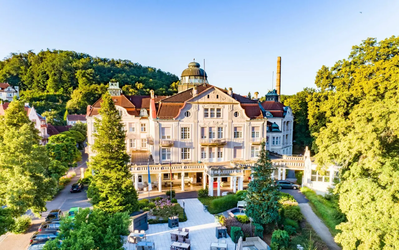 Hotel Badehof in Bad Salzschlirf – Historische Außenansicht des Hotels im Grünen | Wellnesshotel Hessen