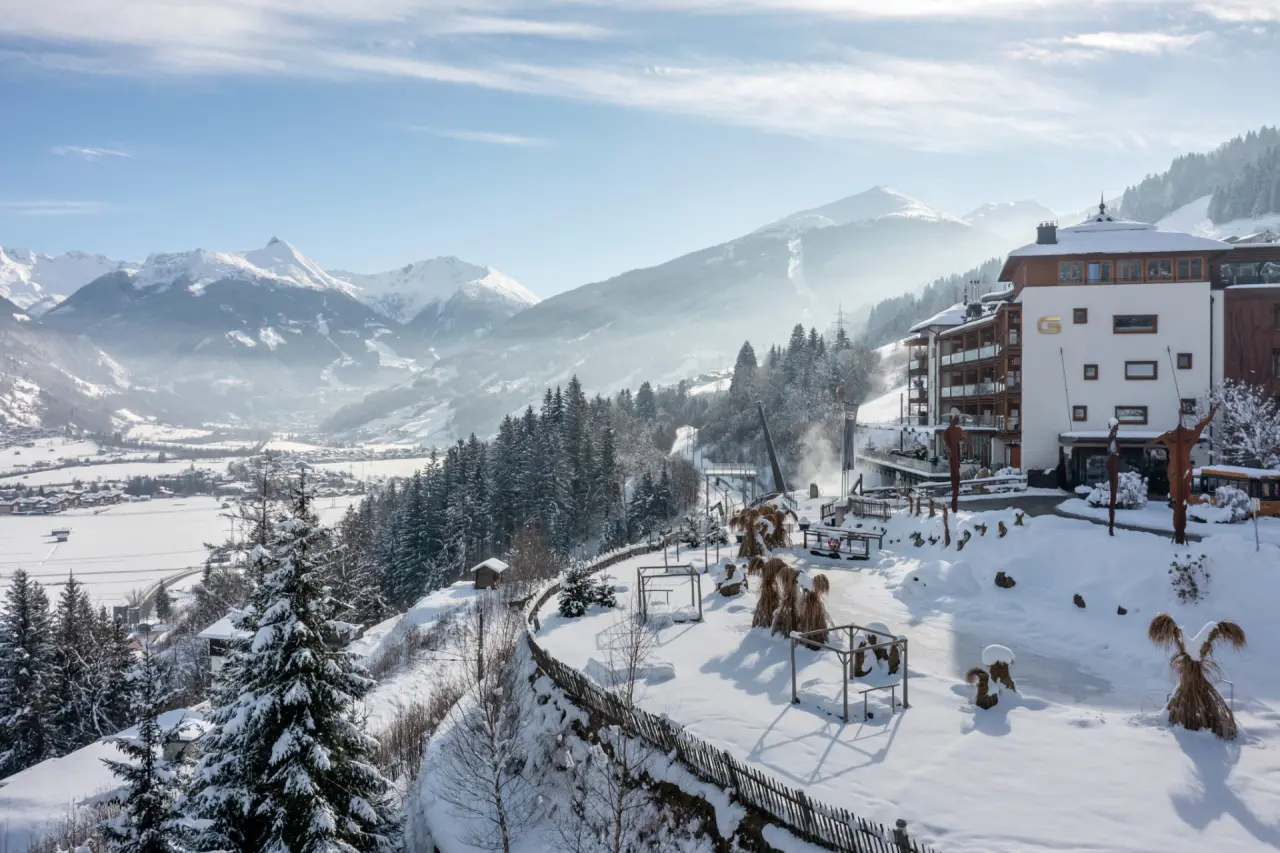 DAS.GOLDBERG in Bad Hofgastein – Winteransicht des Hotels mit verschneiter Berglandschaft | Wellnesshotel Gasteinertal