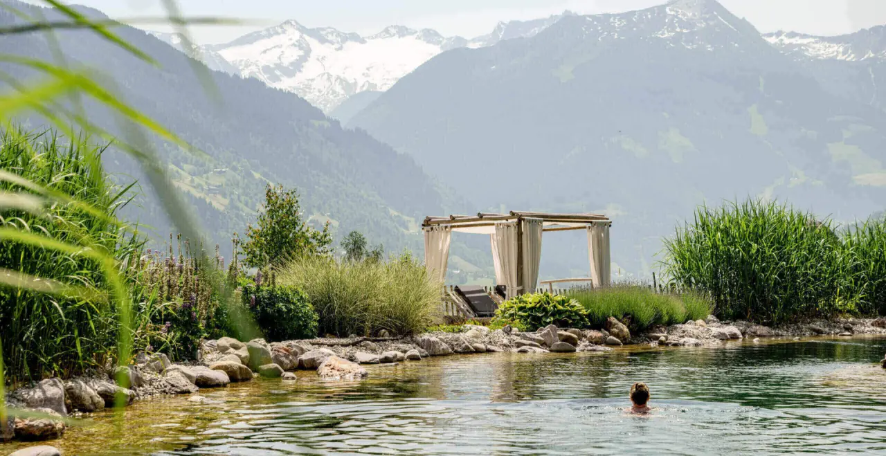 DAS.GOLDBERG in Bad Hofgastein – Naturbadeteich mit Bergpanorama | Wellnesshotel Gasteinertal